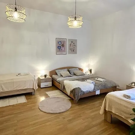 Olivia - Old Town, Ac * براتسيلافا